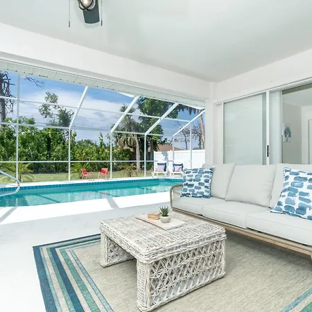 Beautiful Spacious Home! Close To Beaches - Heated Private Pool